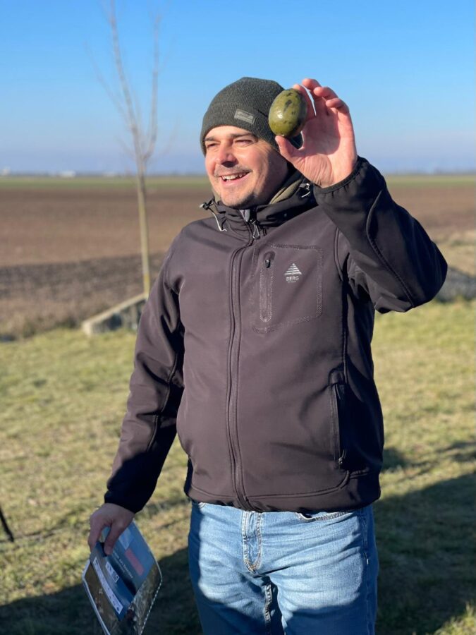 Tomáš Veselovský ukazuje model dropieho vajíčka